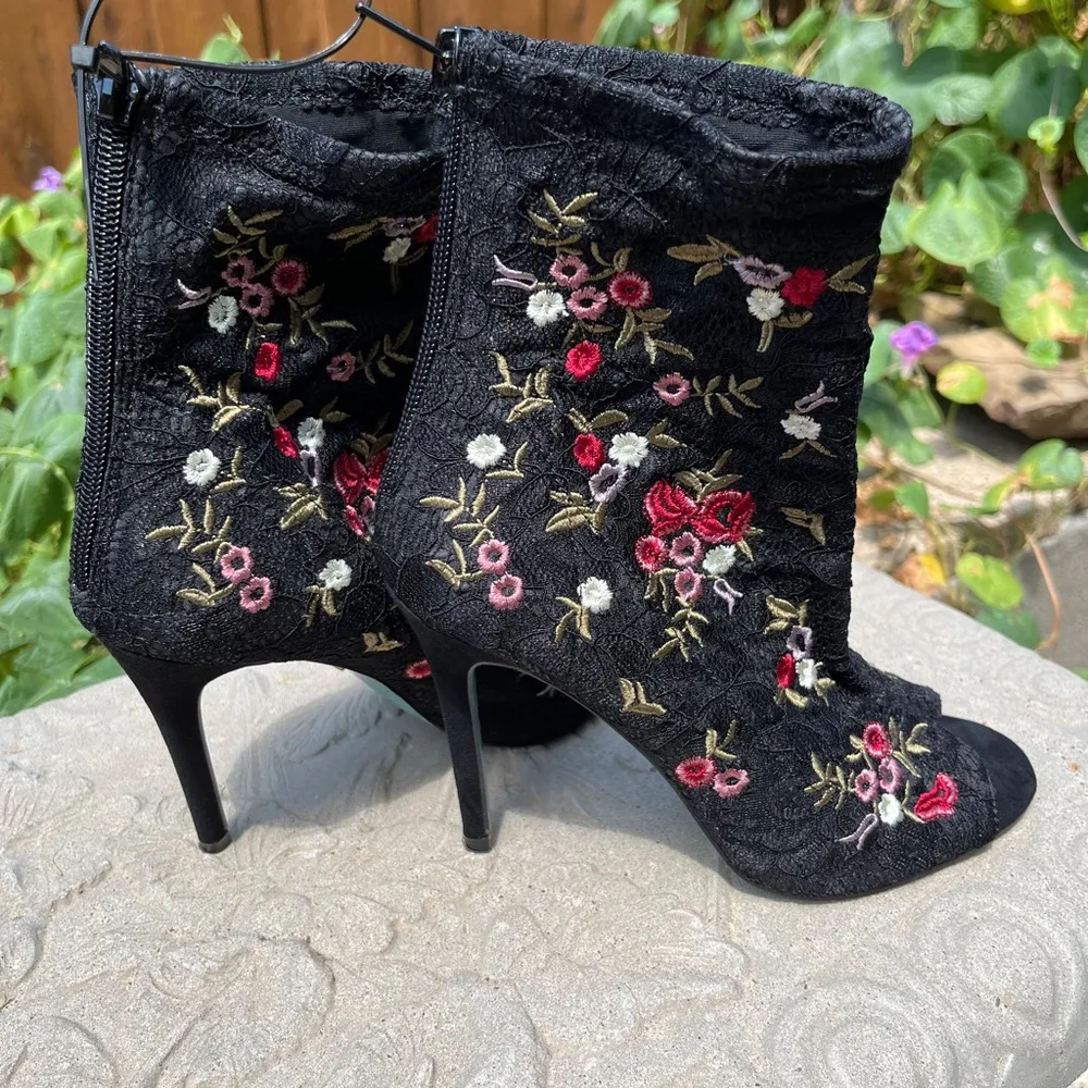 Blue by  Sb-Diem Ankle Bootie Pump Black Lace Floral Size 7 EUC - Image 3