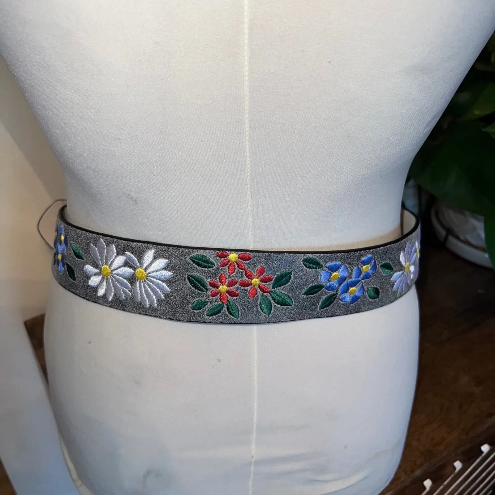 Xhilaration Leather Embroidered Floral Belt Women Size M Gray‎ Casual Boho Chic - Image 3