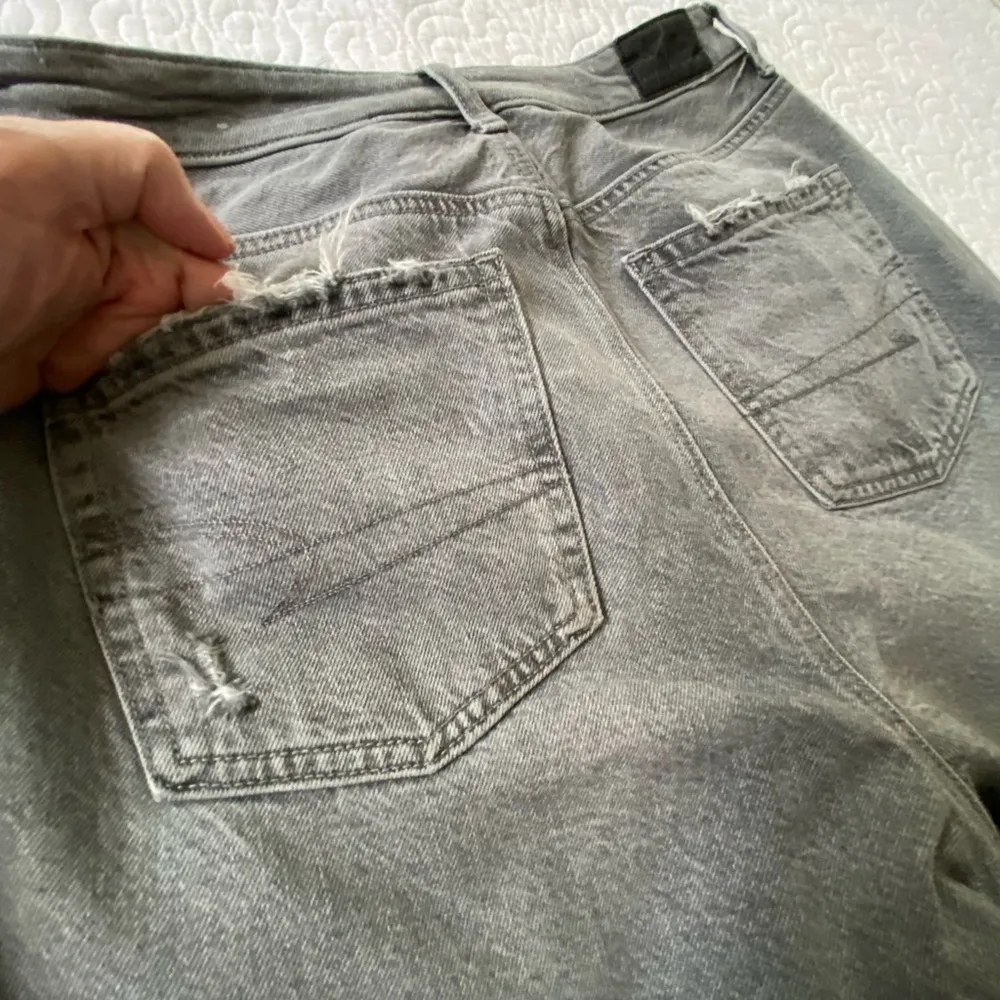 American Eagle Outfitters Gray Distressed Mom Jeans Grunge, Punk, Size 6 - Image 10