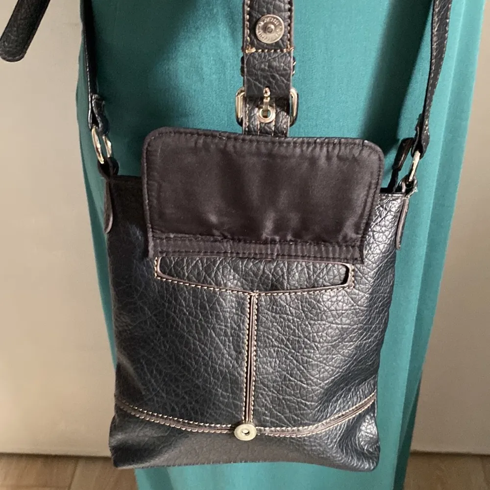 EUC Nine West Women’s Pebbled Vegan Leather Minimalist Crossbody Shoulder Bag - Image 3