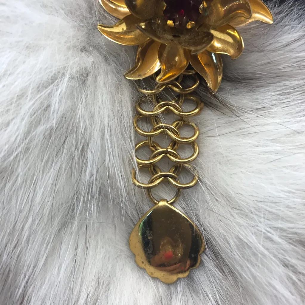 VINTAGE CIRCA 1960'S GOLD TONE BROOCH WITH RED RHINESTONE DETAIL - Image 5