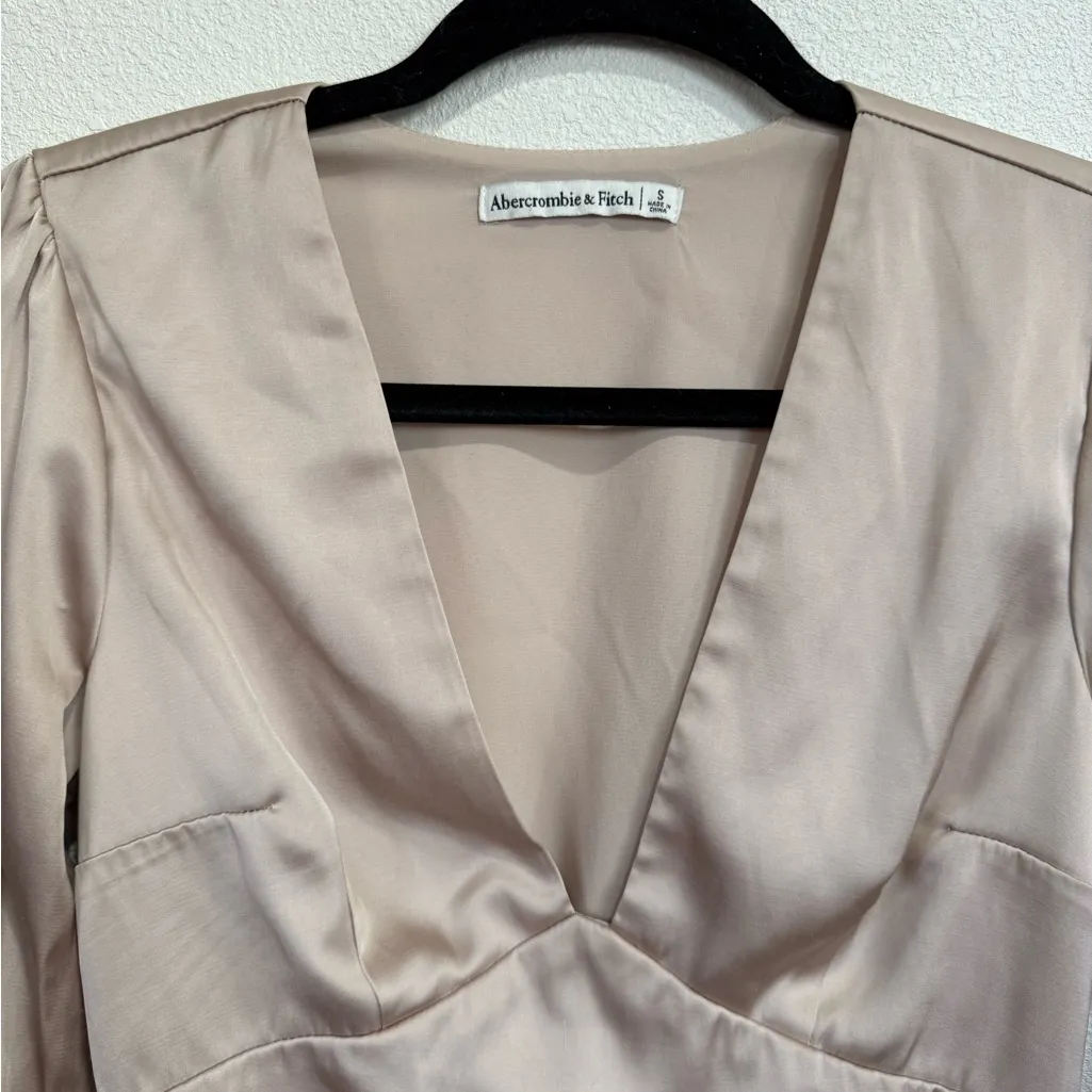 Abercrombie & Fitch Champagne Satin Top Size S Long Sleeve V-Neck - Image 4
