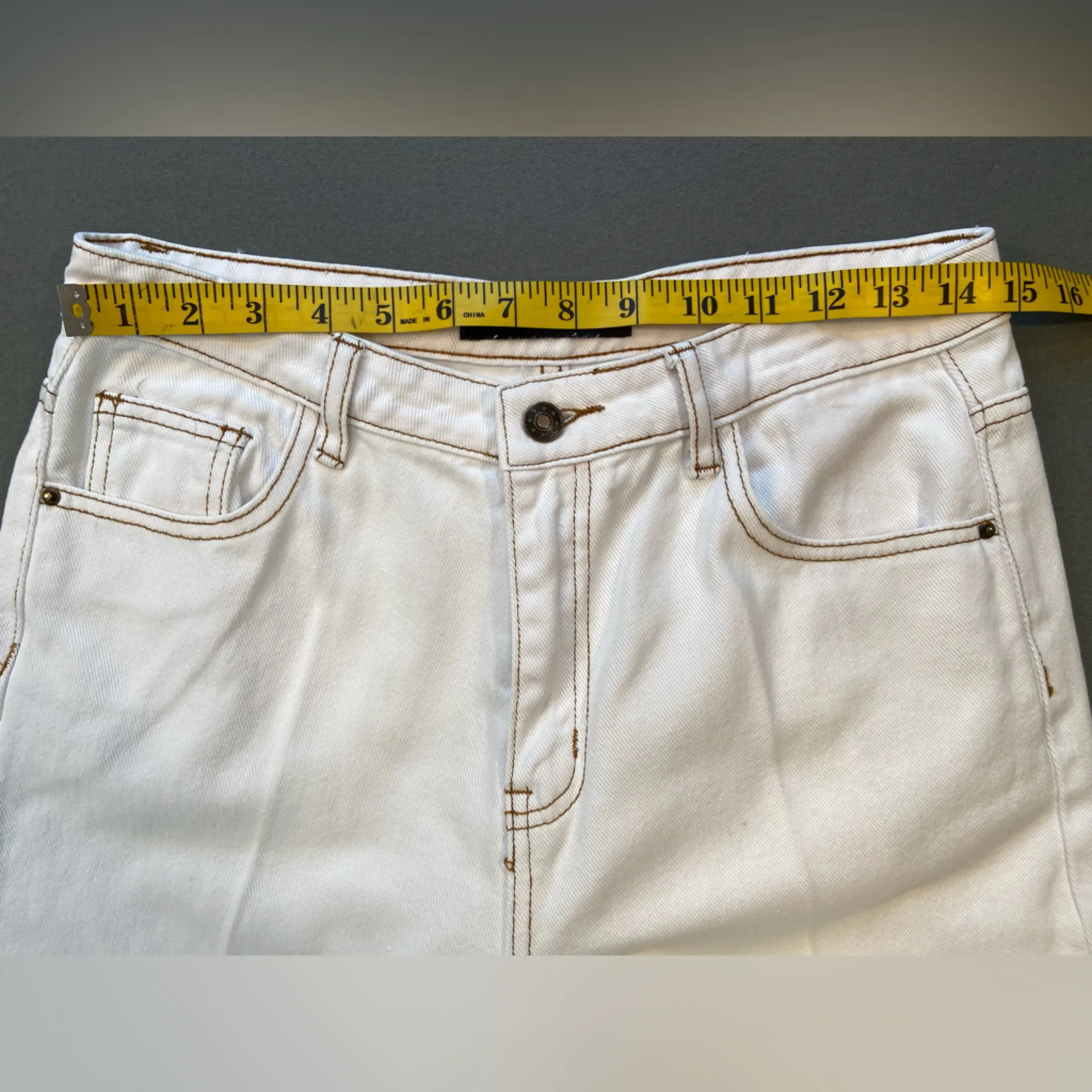 Lioness white denim, top stitching, split jeans‎ at ankle, size medium - Image 9