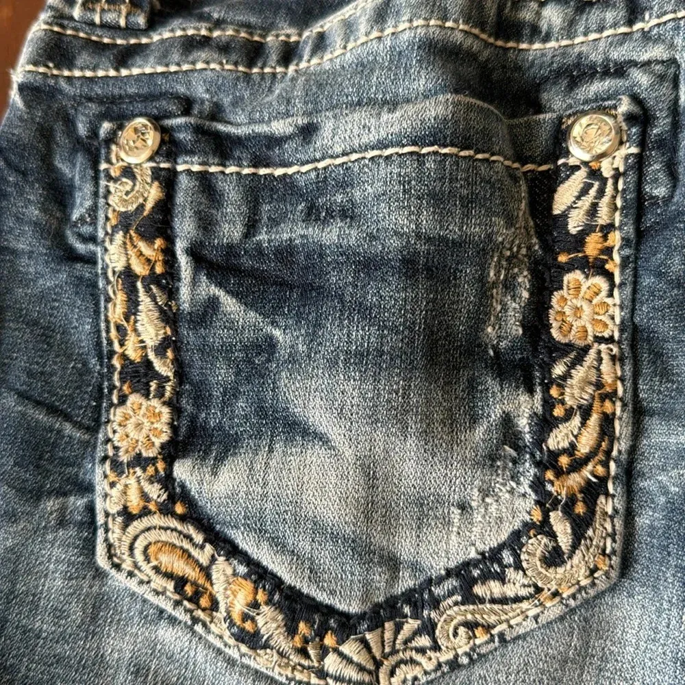 Miss me denim mid shorts with embroidered floral designs & rhinestones size 26 - Image 5
