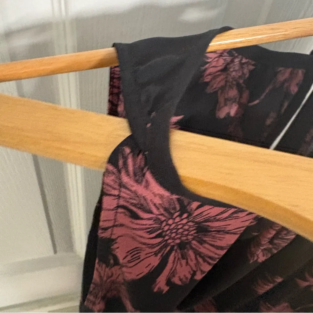 Vince Camuto‎ Black And Pink Floral Tank Top Size Small - Image 5