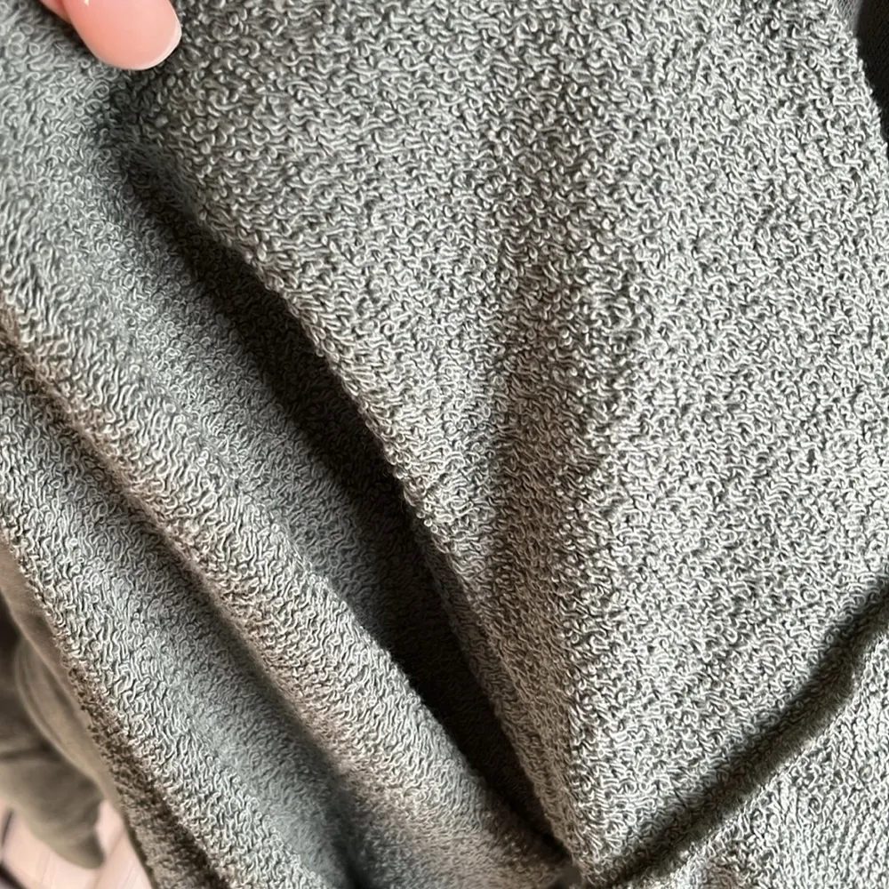 Bandier Damen Sincerely Jules X Dahlie Sweatshirt Fatigue Green - Image 6