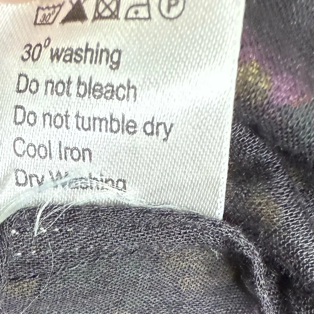 Banjanan Floral Sleeveless V - Image 8