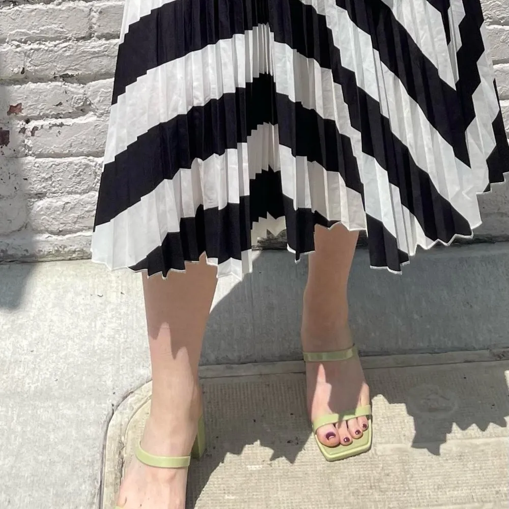 Like green Jeffrey Campbell Maisie Mule Heels sz 9
In great condition - Image 6