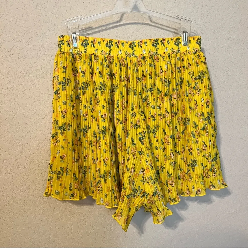 Chelsea and Violet Yellow Floral Pleated High Waisted Shorts - Image 5