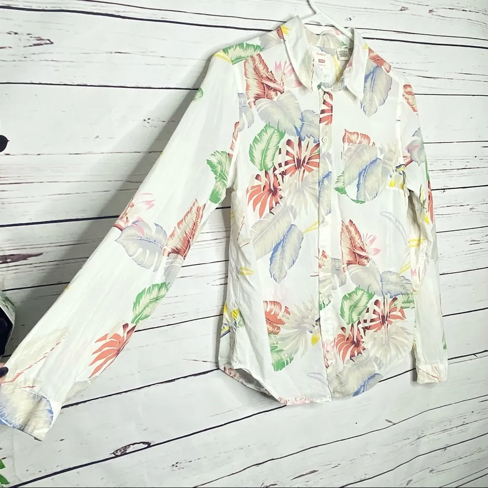 Levi’s White Floral Button Up Shirt Top Women’s Size Medium Tailored Fit Summer - Image 2