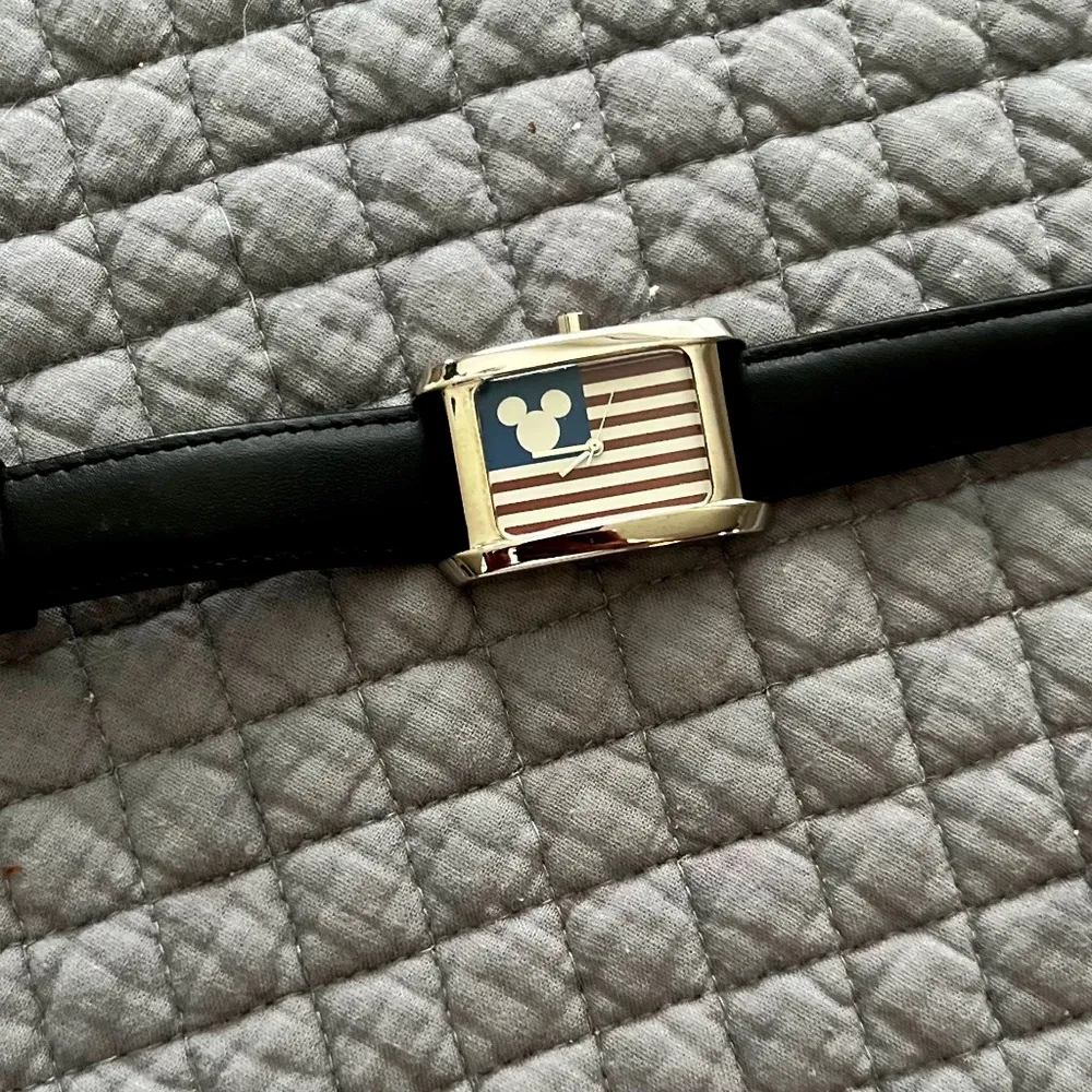 Disney Vintage Mickey Mouse USA Flag Watch - Working! New Battery 12/11/24 EUC - Image 2