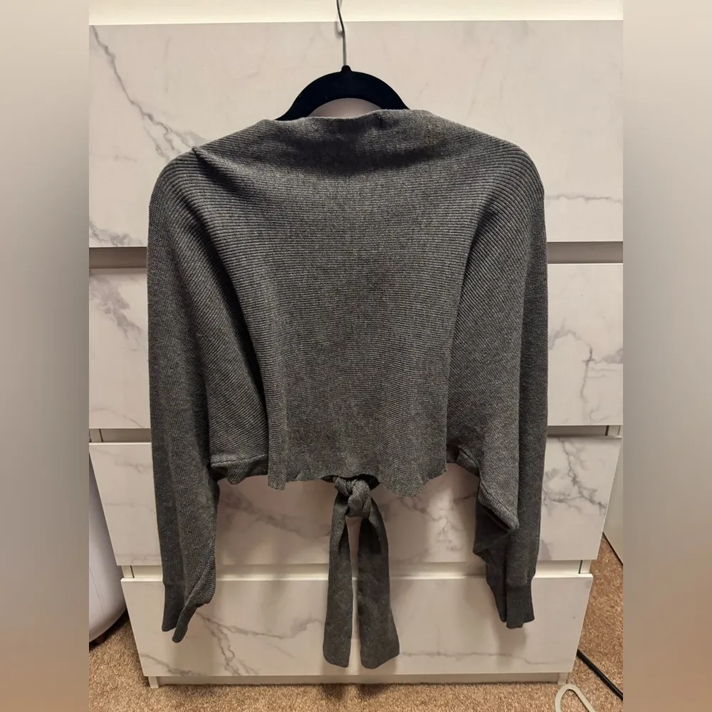 Cropped wrap knot grey sweater - Image 3