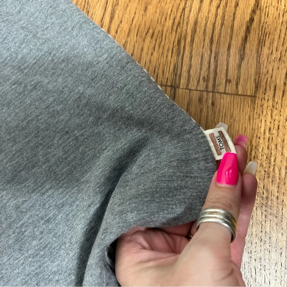 TOMS | Three Arrowhead Boho Graphic VNeck Tee Shirt Size M - Image 8