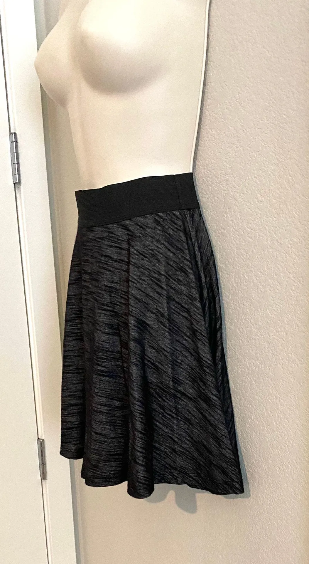 NWOT  lightweight charcoal gray skirt. - Image 3