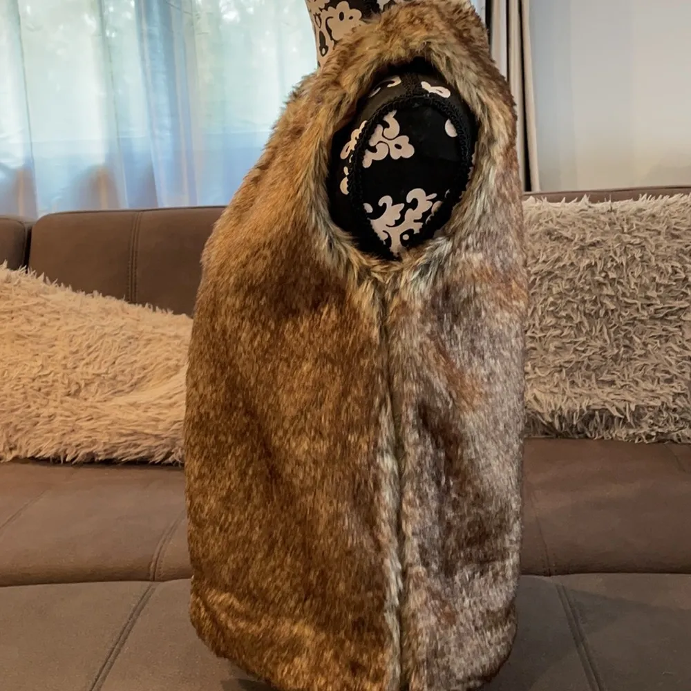 NEW WITH TAG GLAMSIA Beige & Brown Faux Fur Vest Size Medium - Image 4
