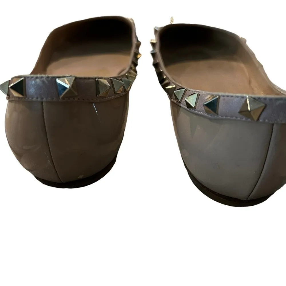 Valentino Poudre/Tan Patent Leather Rock Stud Size 38 Neutral Minimalist Flats. Tan - Image 6