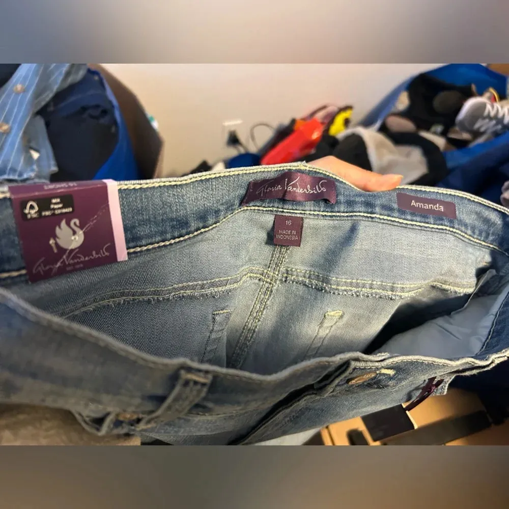 NWT Gloria Vanderbilt Amanda Tapered Leg Slimming Jeans - Image 3