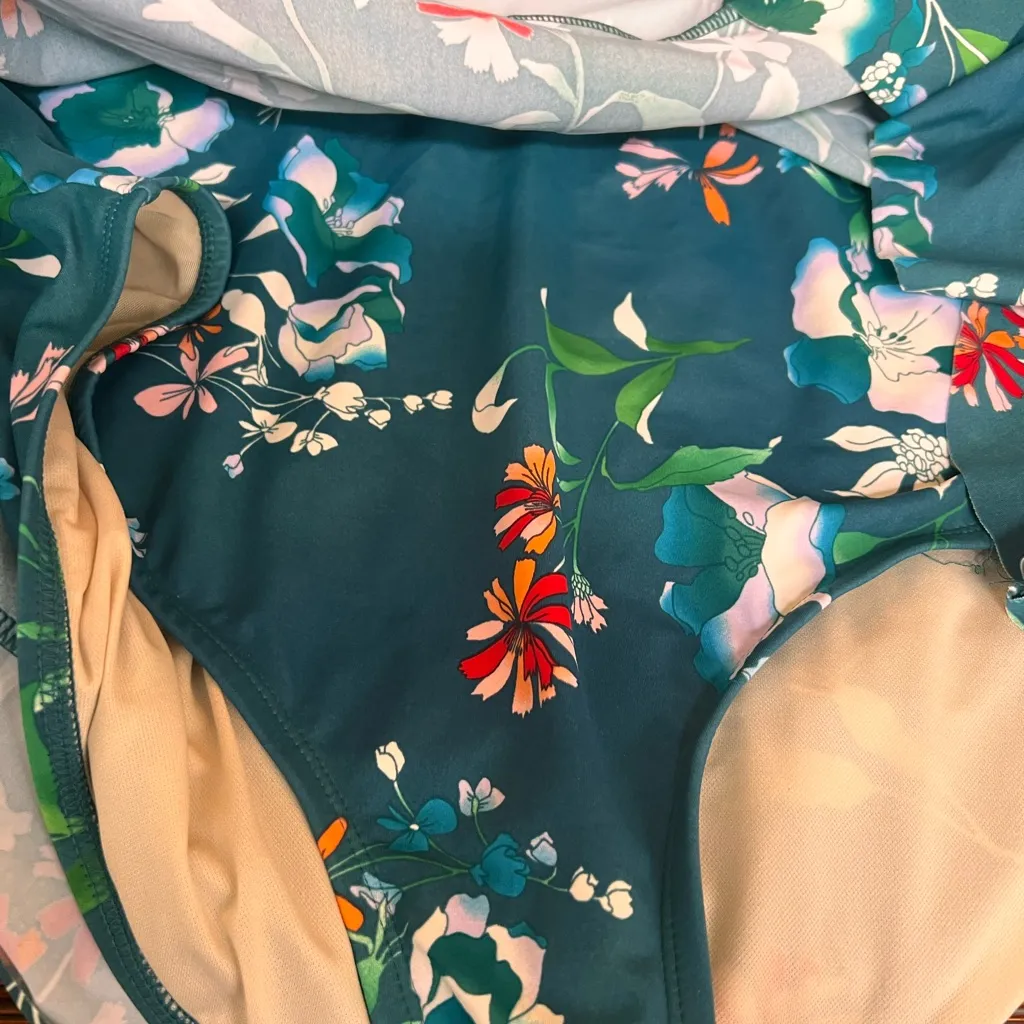 Womens 24 bathing suit - Image 3