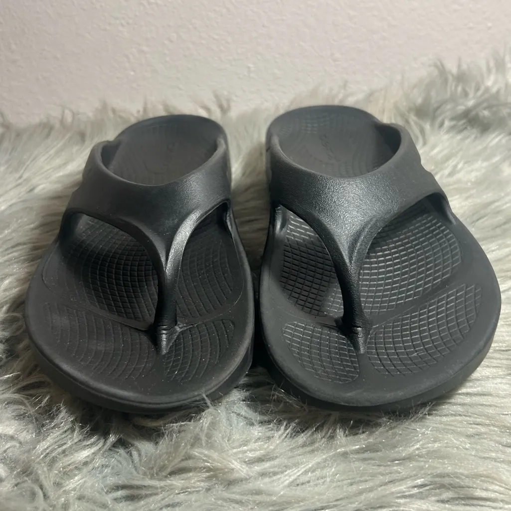 OOFOS THE ORIGINAL RECOVERY FOOTWEAR Black Slide Sandals Size W8 - Image 5
