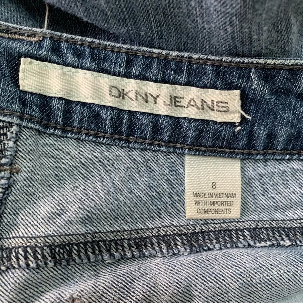DKNY cropped 5 pocket medium wash denim jeans with embroidered pockets Size 8 - Image 9