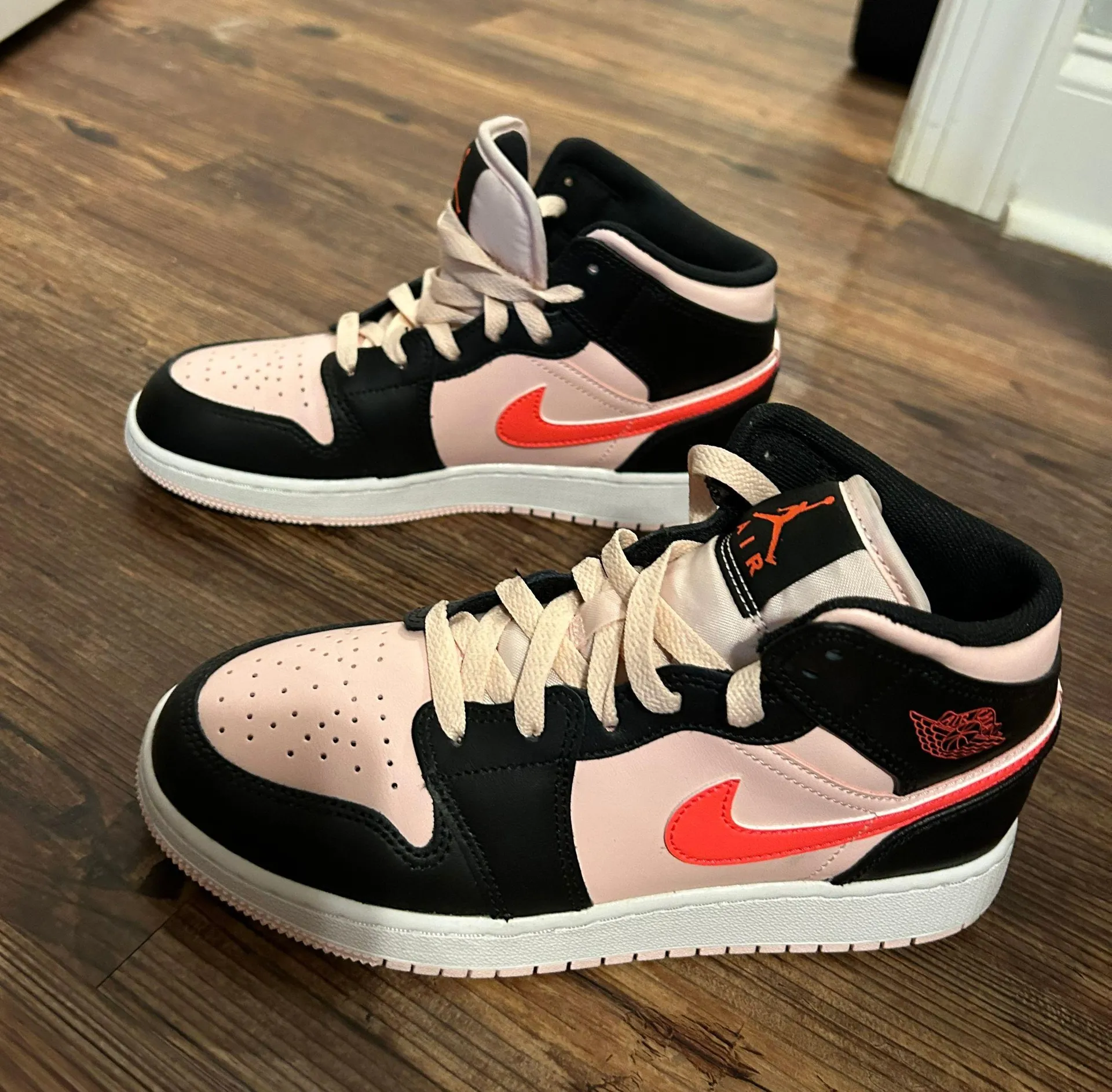 Air Jordan 1 Mids - Image 3