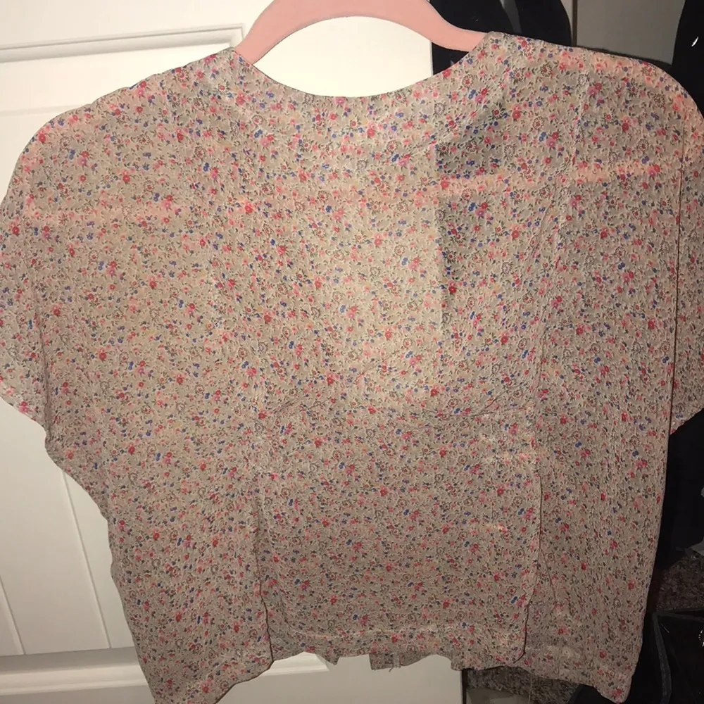 Light floral top with gold buttons size small - Image 2