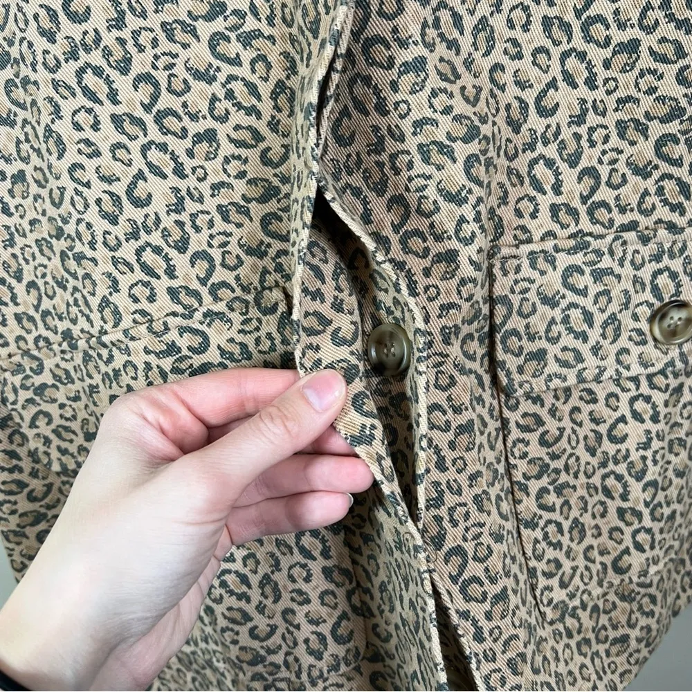 EASEL Oversized Tan & Black Leopard Peekaboo Button Up Jacket Large NWT - Image 9