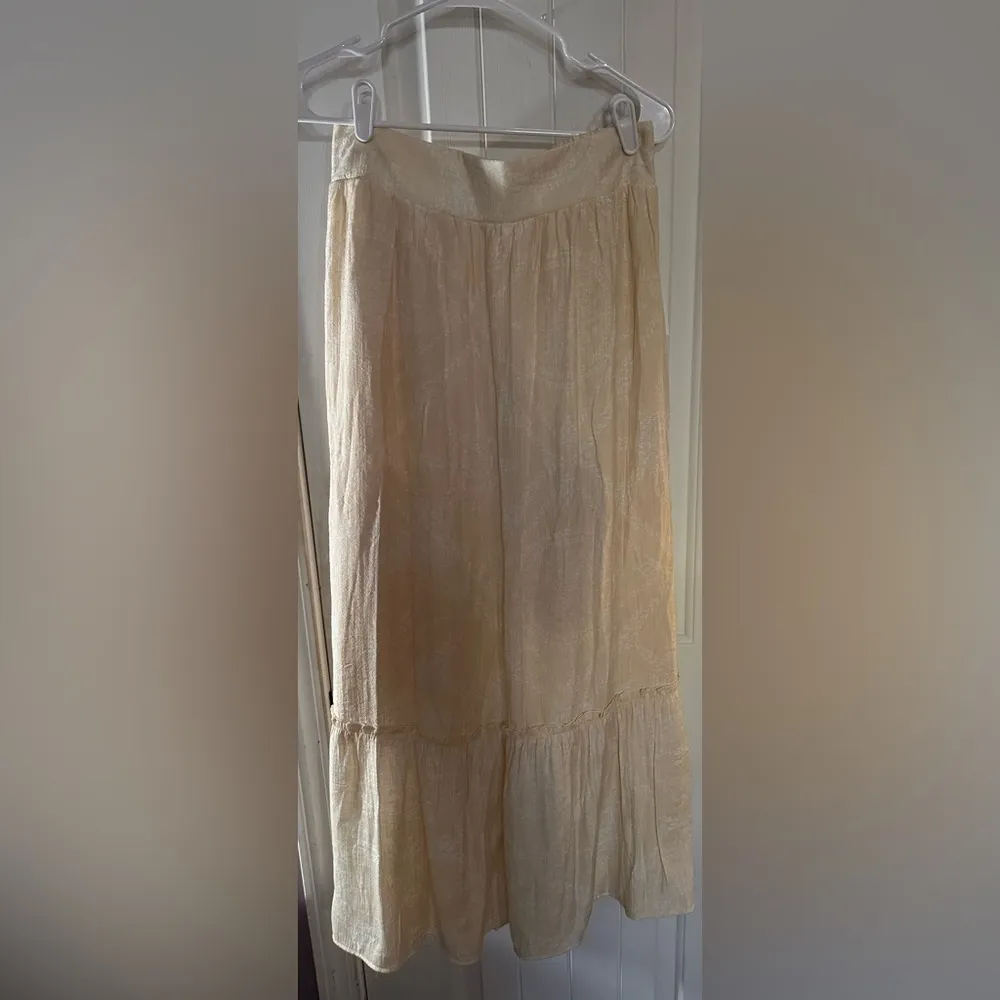 Wonderly
Petite Linen-Like Ruffle Hem Skirt NWT M - Image 3