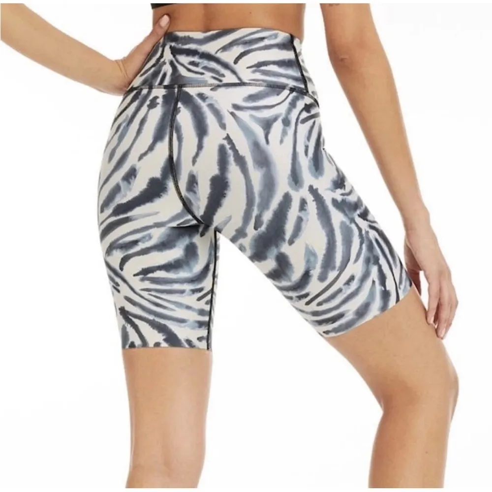 Good American Core Power Bike Shorts - Image 3