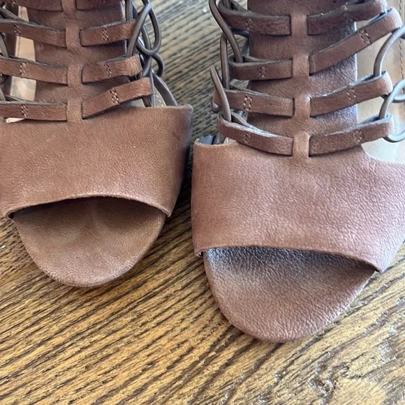 Vince Camuto size 7 brown‎ strap he heal - Image 6