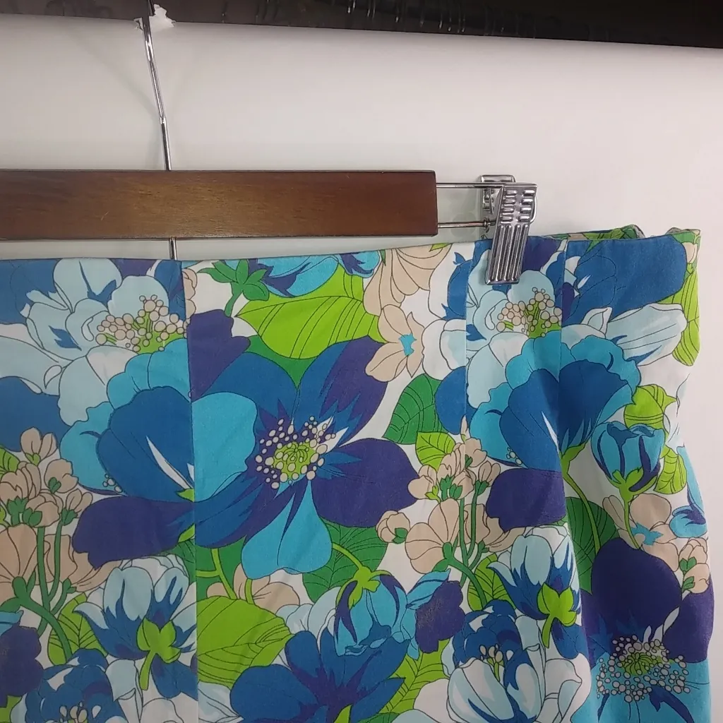 Kathy Ireland 24 Blue Floral Stretch Capri Pants - Image 5