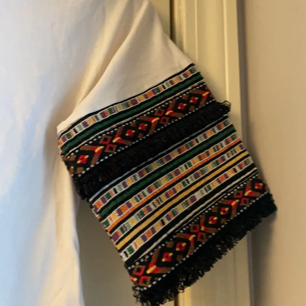 Gianni Bini white top with tribal short sleeves - Image 3