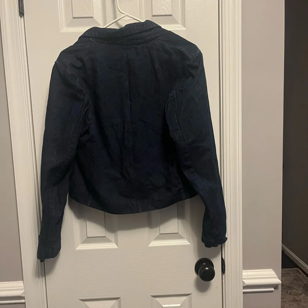 Women’s Zara Crop Top Denim Jacket. Small Perfect for fall to dress up or down - Image 4