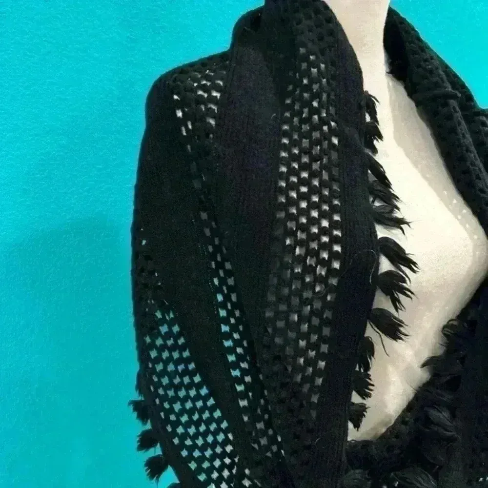 Black cross knitted infinity scarf - Image 3