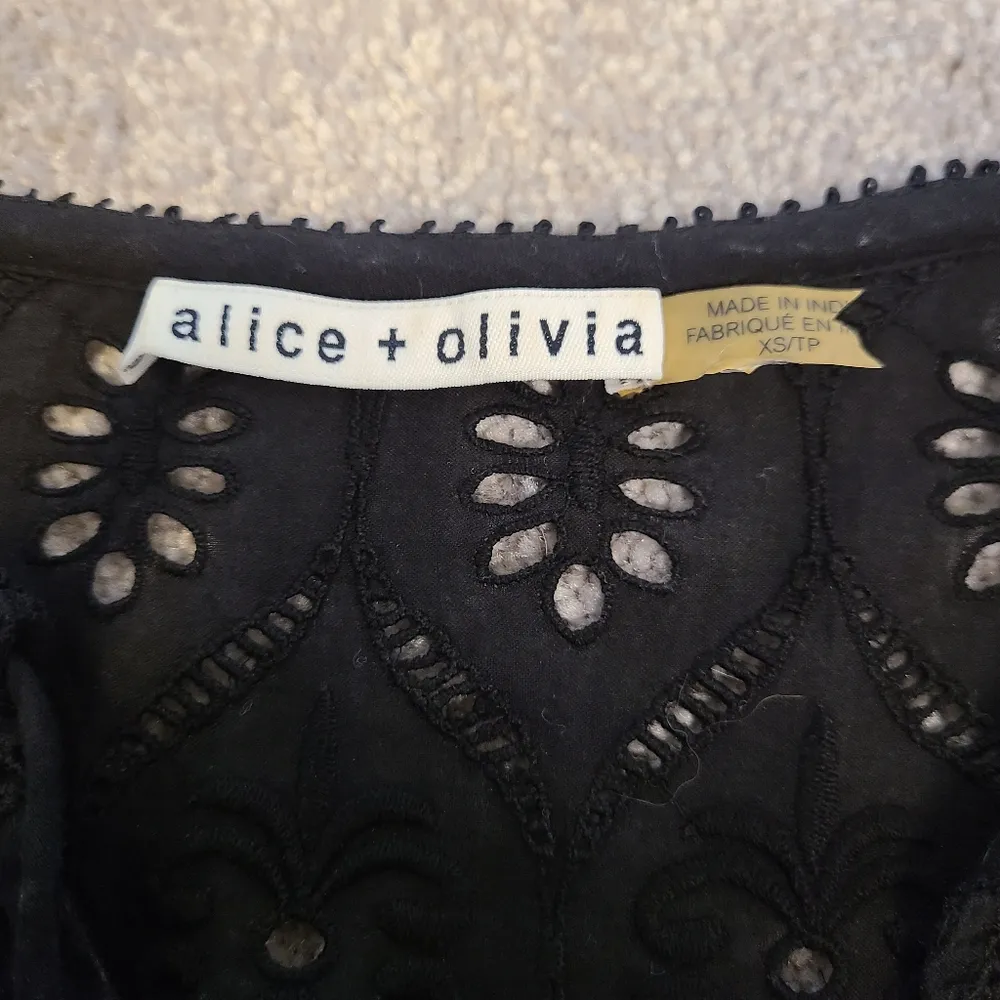 Alice + Olivia  Top Size Extra Small Carroll 3/4 Sleeve Eyelet Tunic Black - Image 7