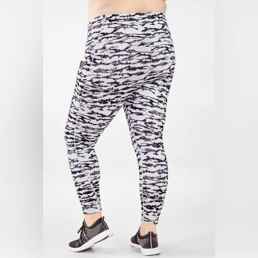 Fabletics‎ Gray White High Waisted Printed Cold Weather Legging Size XL - Image 2