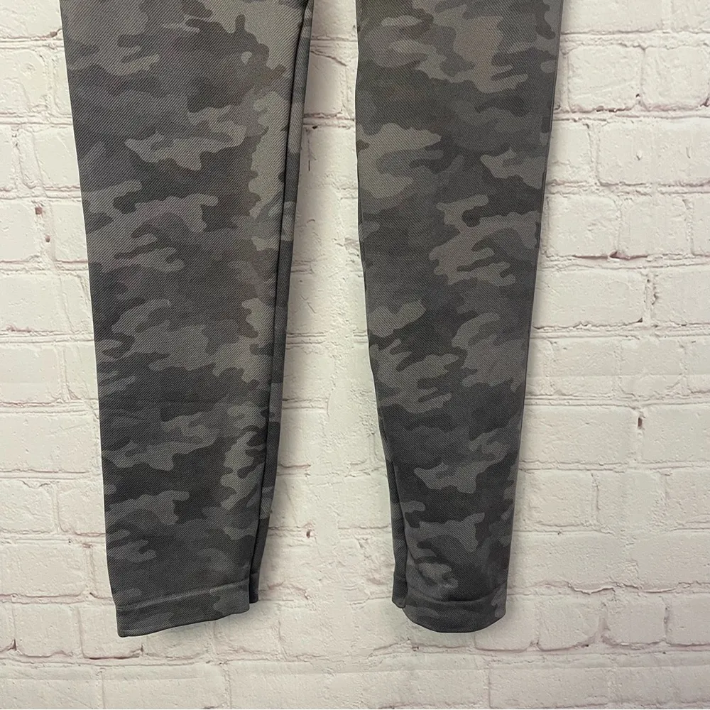 SPANX cropped Camouflage Leggings Form-Fitting Stretch Size Large shapewear - Image 3