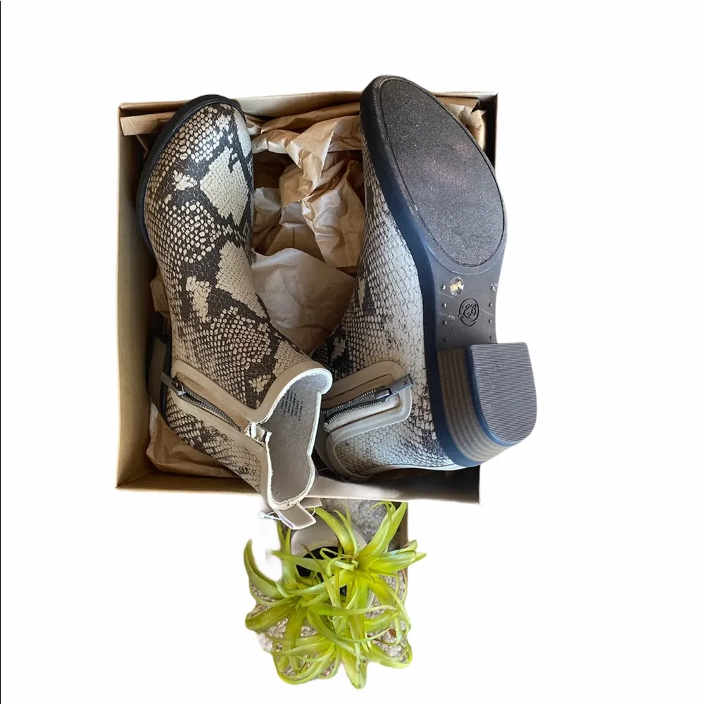 NEW NIB Lucky Brand Snake Print Basel H20 Rain Boot - Image 5