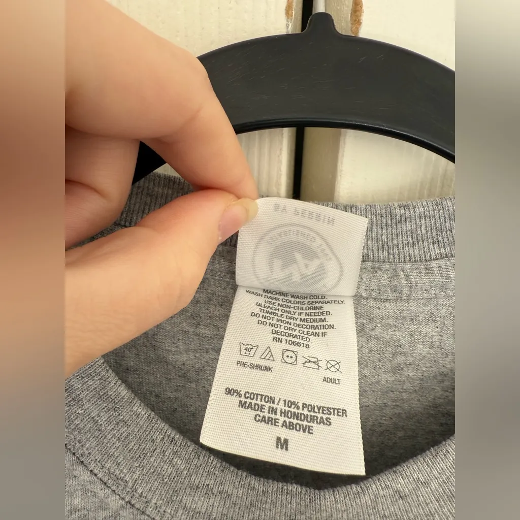 NWOT University of Alabama Gray and Red T-Shirt Collegiate University Letters - Image 5