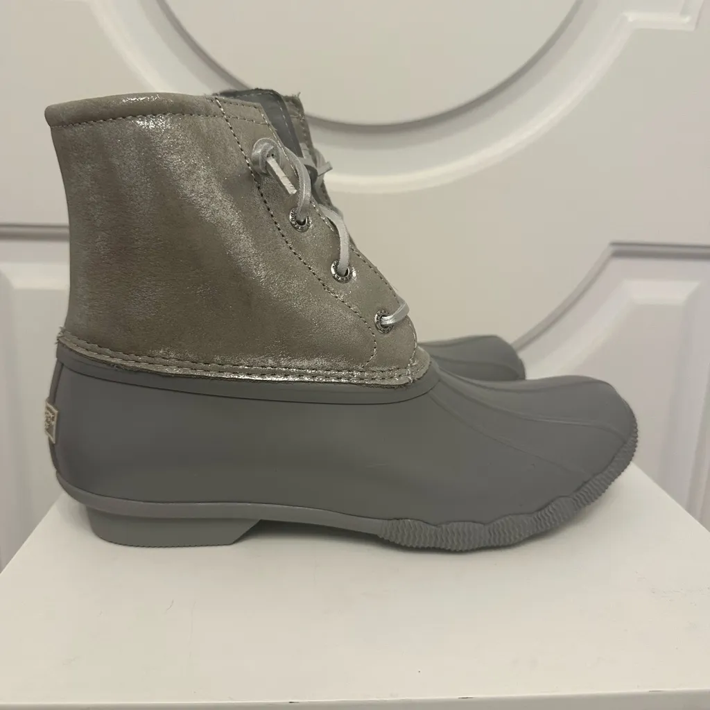 Sperry Saltwater Waterproof Metallic Leather Duck Rain Boots Silver Gray NEW - Image 4