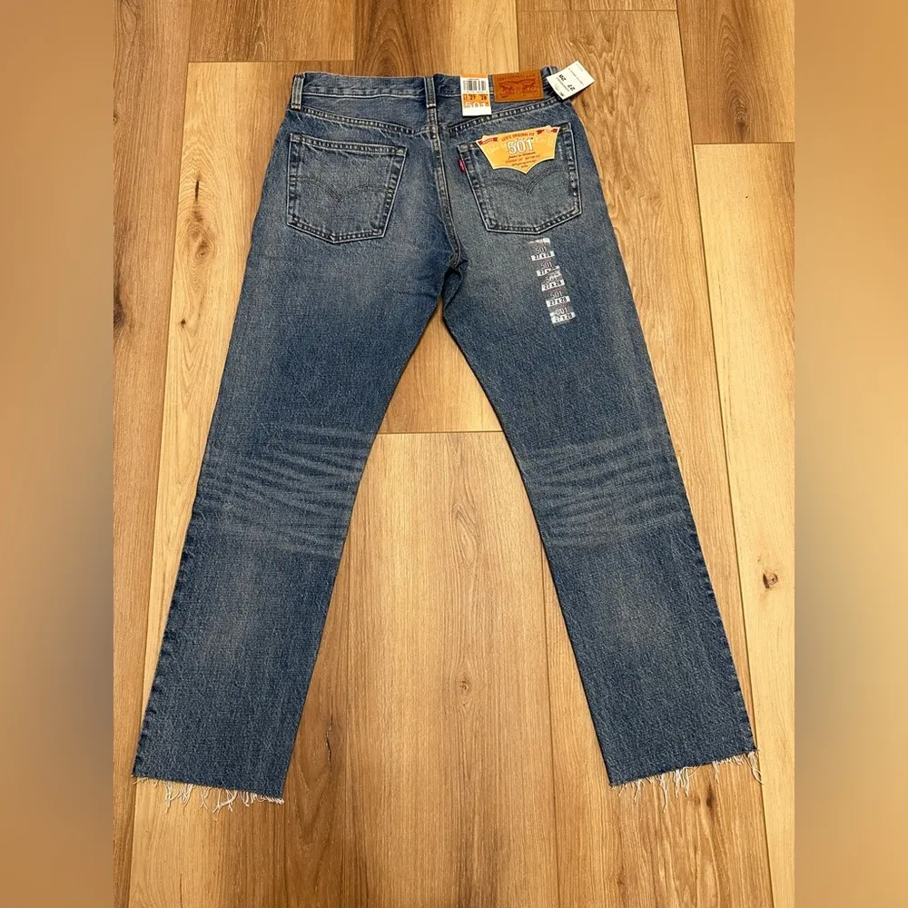 NWT  Women’s Blue 501 High Waisted Ripped Fray Hem Straight Jeans - Image 7