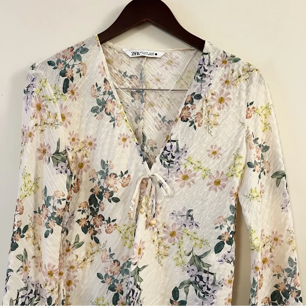 Zara Women's Floral Printed Blouse V-Neck Front Tie Gauzy Size Small Cream - Image 3