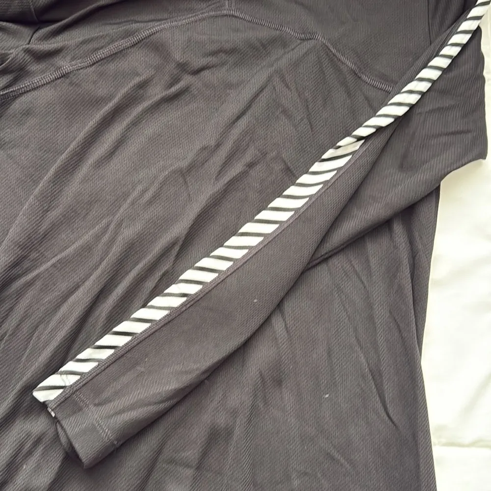 Helly Hansen  LIFA® Long-Sleeve Crew Base Layer, Size M - Image 10