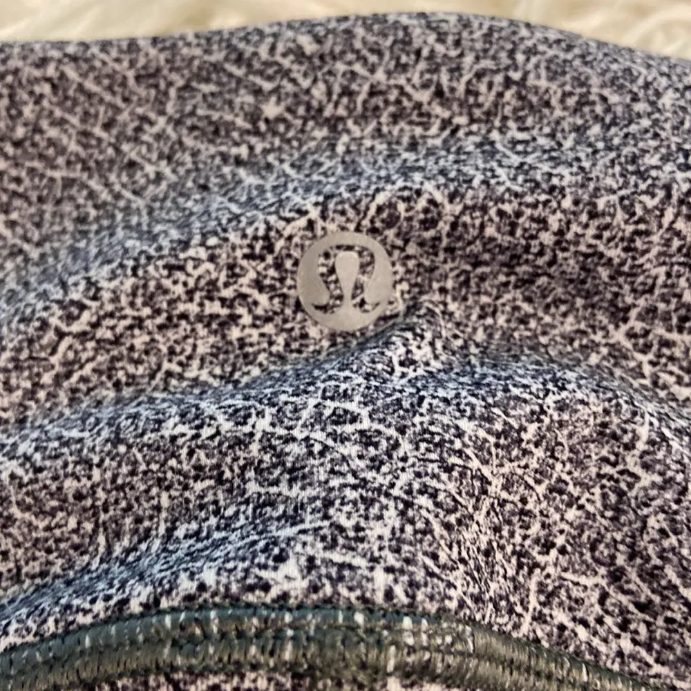 Lululemon Short Leggings size 4 used but good condition please see all photos - Image 4