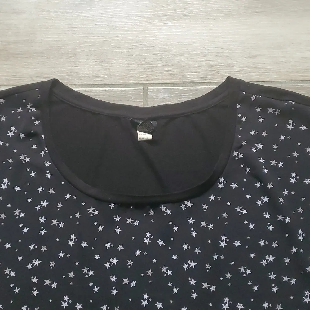 Torrid Star Print Mixed Media Cap Sleeve Blouse | Torrid Size 2 Star Print Top - Image 2