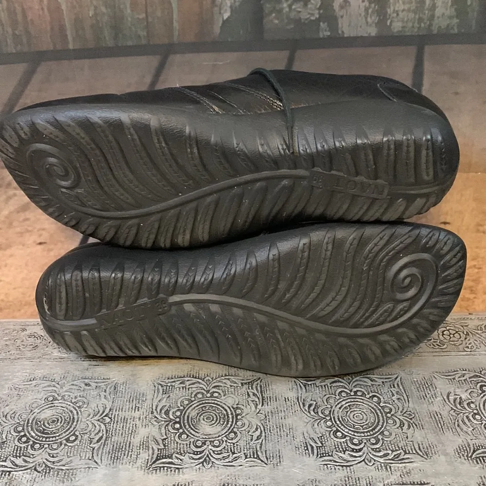 🚫SOLD🚫 Black Leather Tie Up Shoes Size 39 - Image 7