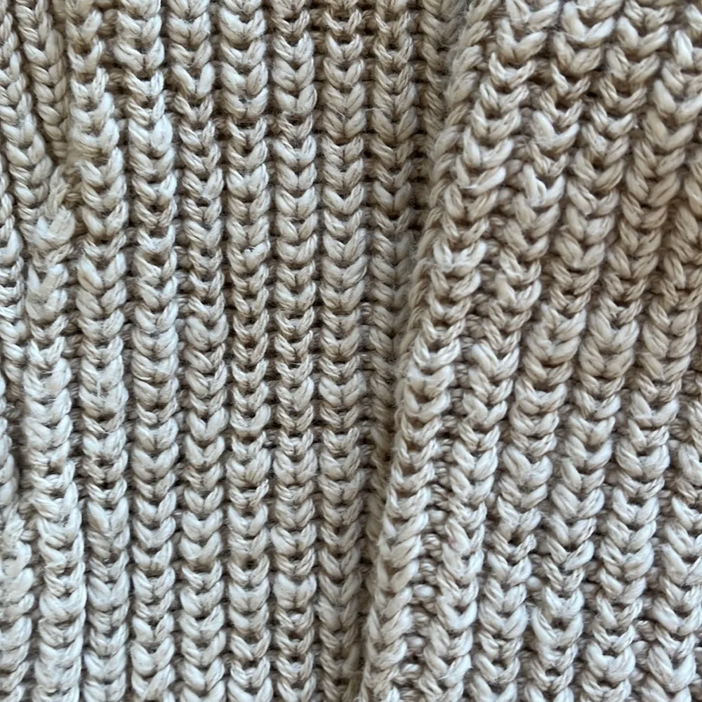 Oatmeal knit gap thick sweater, like new - Image 3