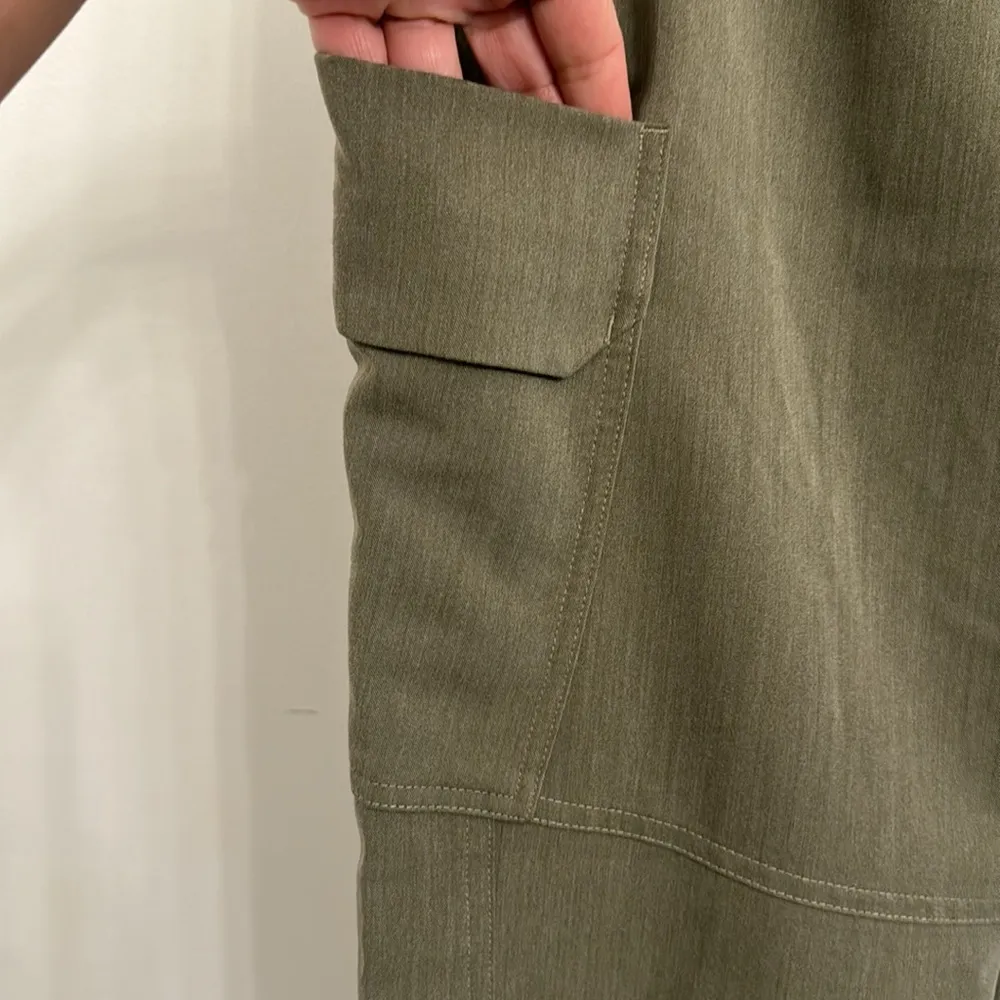 Figs olive green scrubs cargo pants sz M\S - Image 3