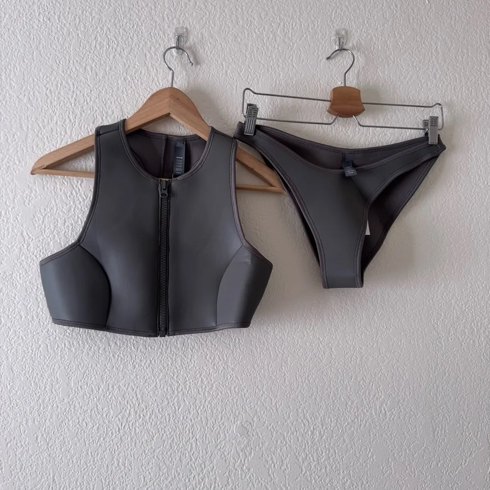 SKIMS SWIM RUBBERIZED SCUBA BIKINI GRAY CHALK Tanga Bottom and Track Top - Image 5