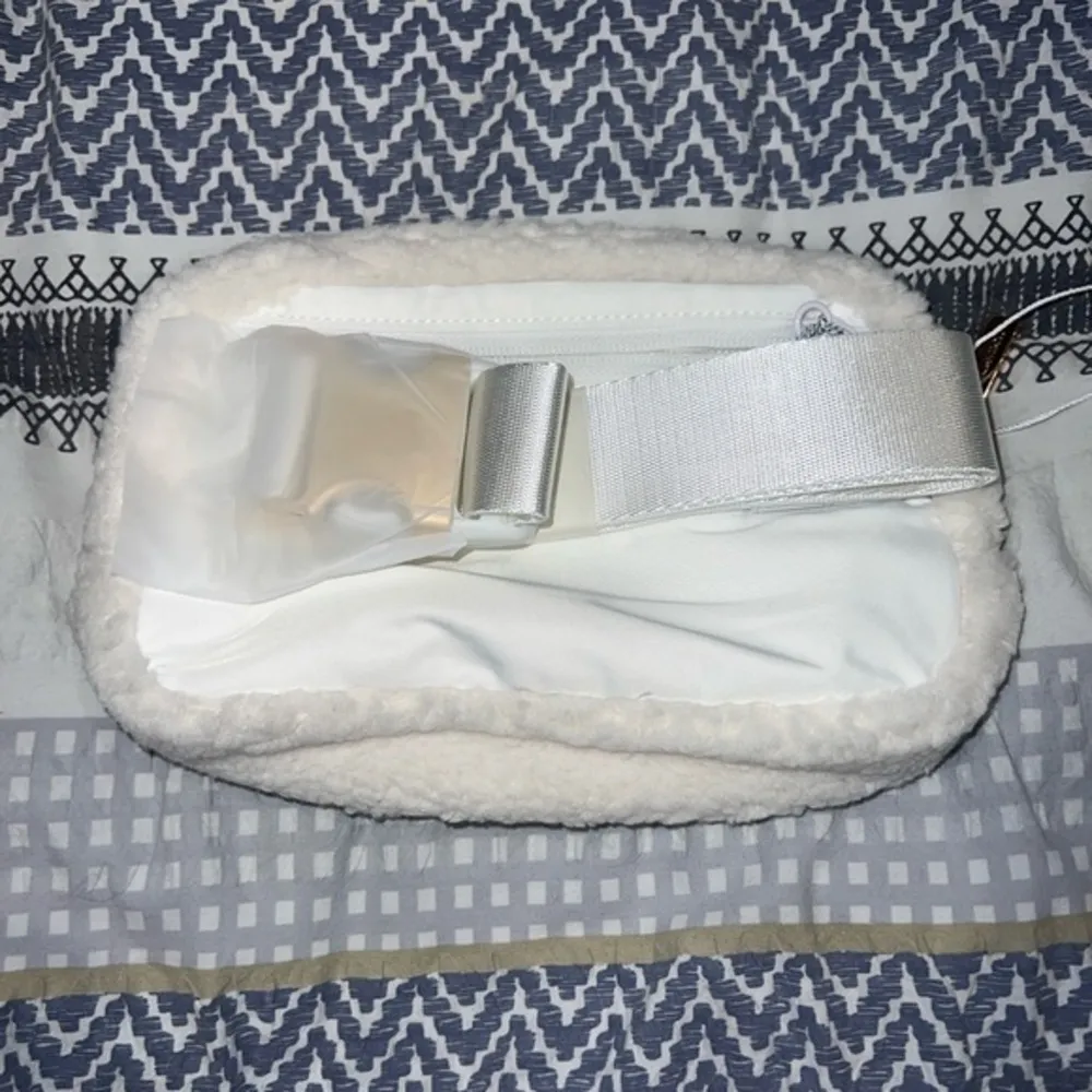 Lululemon Athletica 2L white‎ fleece belt bag *BRAND NEW WITH TAGS* - Image 3